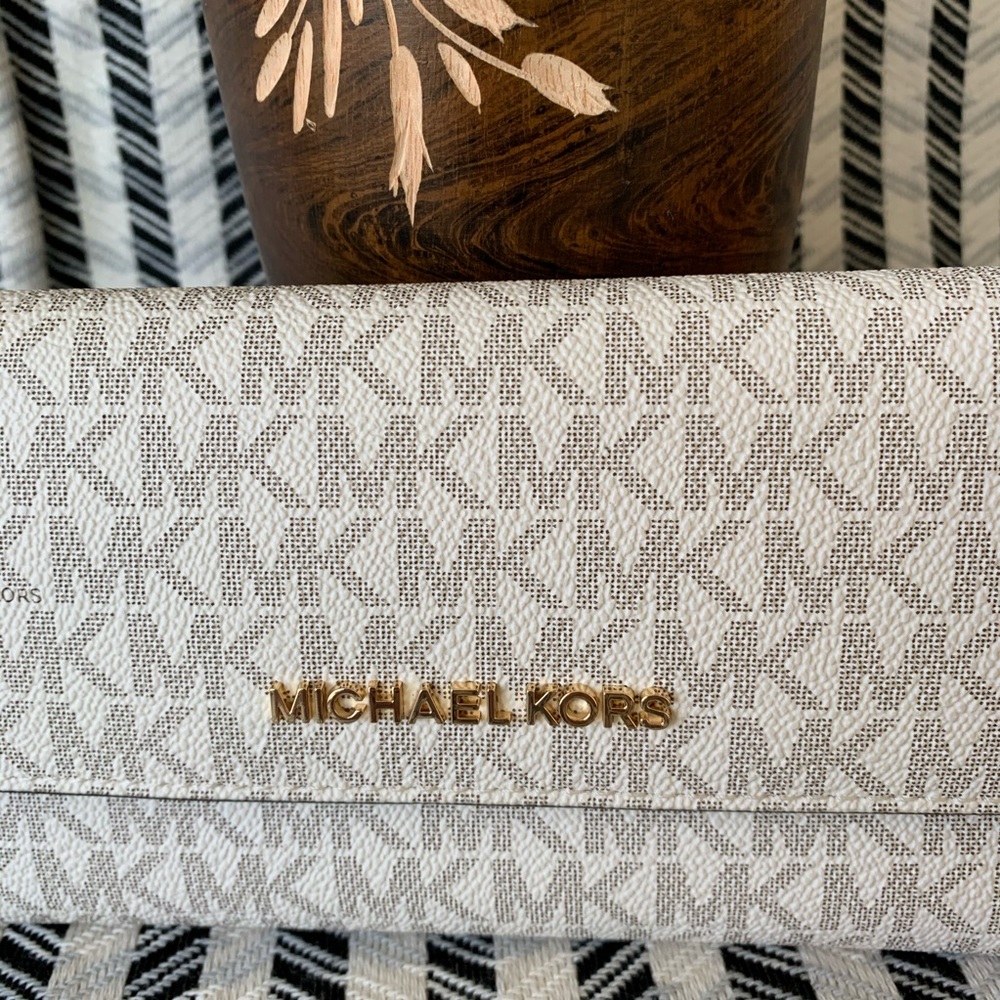 Michael Kors Jet Travel Carryall Trifold Wallet - Picture 2 of 8